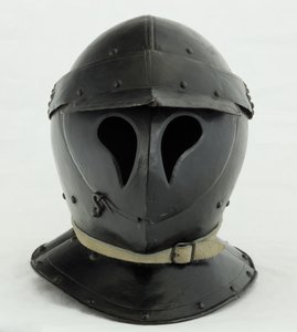 17世紀初頭の「トーテンコップ」形式の閉じたブルゴネット（モダンな革を使用した鉄と黒のペイント） 作： German School