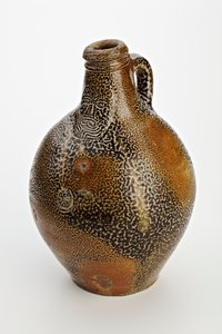 グロテスクな装飾が施されたケルンの瓶、1600〜50年頃（塩釉石器）