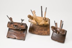 1735年、1842年、19世紀初頭から半ばにかけてのクーパーズプレーンズプレーン（サービスツリーの木材と金属）（701103も参照） 作： German School