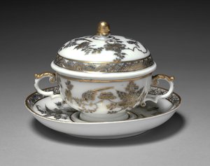 覆われたボウルと皿、メーカーマイセン磁器工場、ドイツ、1730-1740 作： German School