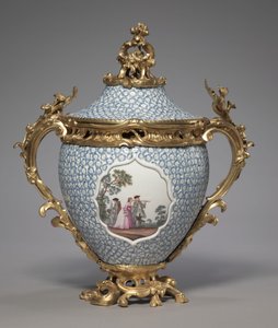 1749年にドイツのマイセン磁器工場で製造された屋根付き花瓶