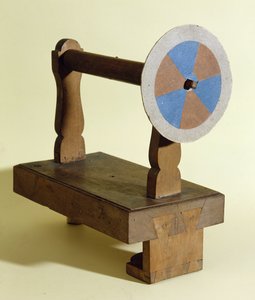 色の理論のための機器（木と段ボール）