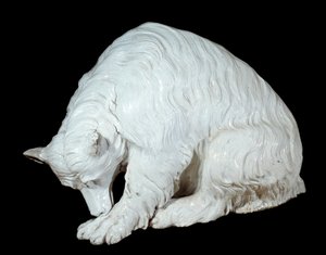 ドイツ美術：ベルリンの硬質磁器の熊、1732～1735年頃。マイセン磁器の彫刻。薄さ：0.58 x 0.50 x 0.09m。セーブル。磁器の製造 作： German School