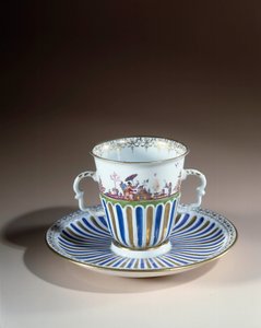 ドイツのアート。マイセンの磁器で作られたトレブルーズ・デコレーションのマグカップ。1730.パリ、装飾美術 作： German School