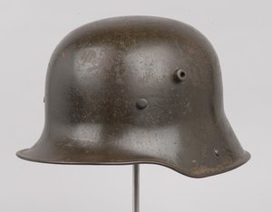 ドイツの鋼鉄製ヘルメット（Stahlhelm）、1916年頃（ヘルメット 作： German School