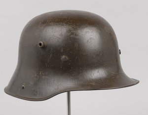 ドイツの鋼鉄製ヘルメット（Stahlhelm）、1916年頃（ヘルメット 作： German School