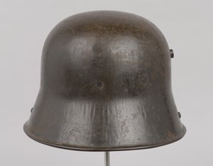 ドイツの鋼鉄製ヘルメット（Stahlhelm）、1916年頃（ヘルメット 作： German School