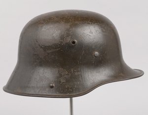 ドイツの鋼鉄製ヘルメット（Stahlhelm）、1916年頃（ヘルメット 作： German School
