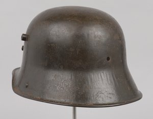 ドイツの鋼鉄製ヘルメット（Stahlhelm）、1916年頃（ヘルメット 作： German School