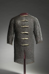 Hauberk、1400-1450年頃（スチールと真鍮のリング、現代のバックルとストラップでリベット留めされている 作： German School