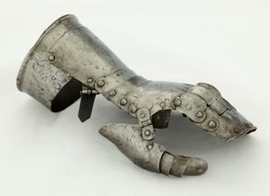 左ガントレット、c.1490-1510（スチール＆レザー） 作： German School