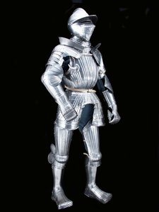 「フィコ」グループの「マクシミリアン」フィールドアーマー、関連するヘルメット、1525年から30年頃、1805年頃の装飾（エッチングされたスチールに現代のレザーと修復を施したもの 作： German School