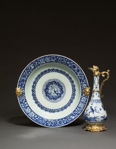 マウントされた中国の水差しと皿、アウグスブルク、c.1655-60（磁器と銀の金箔）（1153958も参照） 作： German School