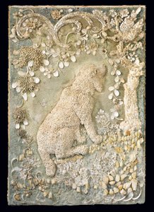 洞窟のような環境の中で、浮き彫りにモデル化されたルイ15世の座っている犬のペアの1つ 作： German School