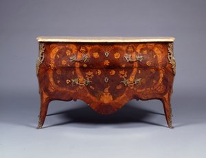 寄木細工と寄木細工の箪笥の1つ、c.1765（漆塗りの真ちゅう製のキングウッド、アマランサス、チューリップウッド、ボアサテン）（463023も参照）