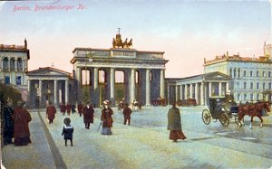 1914年以前のベルリンのブランデンブルク門を描いたポストカード（カラー写真）