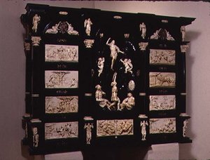 南ドイツのクンストキャビネット、彫刻が施された人物や飾り板で飾られた、1690年（エボナイズドウッドとアイボリー）