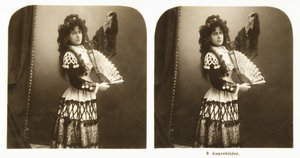 アラゴン地方のスペインの伝統的な衣装を着た若い女性を描いた立体カード、1900年頃（セピア写真） 作： German School