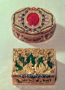 上：JC Neuber of Dresdenによると思われる、中央にコーネリアンカメオとアモリーニのあるさまざまな石をはめ込んだ金の嗅ぎタバコ箱。下部：ロココ様式の巻物に囲まれた数字のグループが入ったゴールドの嗅ぎタバコ 作： German School