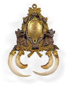 トロフィー、ミュンヘン、1845年頃（オルモル、ブロンズ、銀でマウントされたイノシシの牙） 作： German School