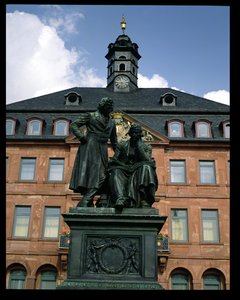 新市庁舎とグリム兄弟記念碑の眺め 作： German School