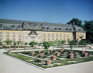 1720-23年に建てられたヘレンハウゼンのオランジェリーの眺め 作： German School