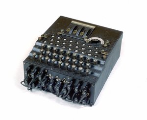 1939年から1945年にかけての戦争。ドイツ人技師アーサー・シェルビウス（1878-1929）が発明した暗号解読機「エニグマ」。 作： German School