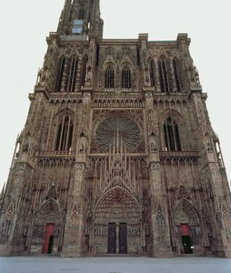 1277年に始まったストラスブール大聖堂の西側の正面 作： German School