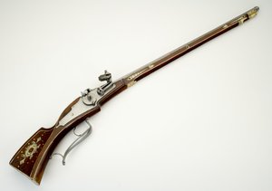ヴォルフ・ディートリッヒ・フォン・ライテナウの護衛（トラバンテン）のためのホイールロック式カービン銃、ザルツブルクの司教領、1590年頃（鋼、真ちゅう、骨、鉄、木）