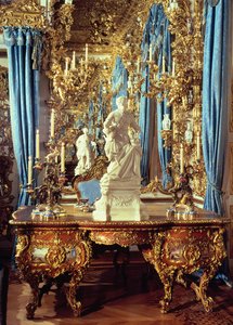 鏡の部屋にあるルイ15世の彫像と彫像 作： German School