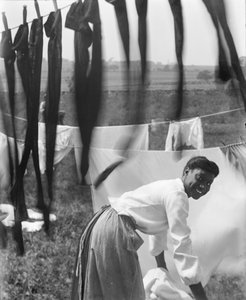 ロードアイランド州ニューポートで洗濯物を干す若いアフリカ系アメリカ人女性（1902年頃）（モノクロ写真