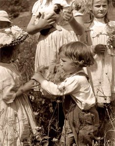 Happy days 1902 Gertrude Kasebier (1852-1934)です。