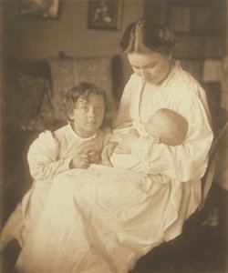 [ガウンを着た母親が幼児と小さな息子を連れて座っている] 作： Gertrude Käsebier