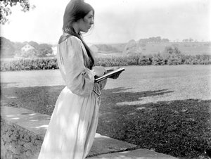 ザ・スケッチ」1902年Gertrude Kasebier（1852-1934）アメリカの写真家。ロードアイランド州ニューポートのベアトリス・バクスター・ライル（1875-1942）の4分の3の長さの横顔のポートレート、鉛筆とスケッチパッド付き。