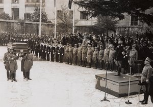 ガリバルディ兵士の国葬を執り行うベニート・ムッソリーニ(白黒写真) 作： Giacomelli Giacomelli