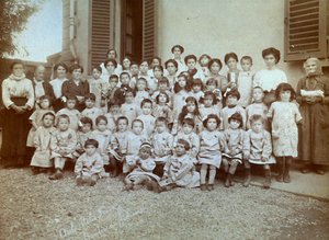 イタリア・ヌォーヴァ "幼稚園での予備役の子供たち（1915年9月20日）（モノクロ写真