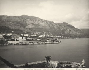 リグーリア海に臨むリゾート、モンテカルロの眺め。背景にはマリタイムアルプスがそびえています。写真はモナコから撮影したもの 作： Giacomo Brogi
