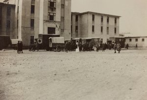 アルバム「Pictures of War II」。イタリア・ゴリツィアのグラディスカ・サグラードでのイタリア兵と赤十字の救急車（モノクロ写真 作： Gigliucci Gigliucci