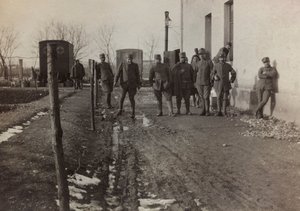 アルバム「Pictures of War II」。イタリア・ゴリツィアのグラディスカ・サグラードでのイタリア兵と赤十字の救急車（モノクロ写真