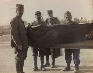 アルバム「Pictures of War II」。大戦中の戦死者の棺を運ぶイタリア兵（モノクロ写真 作： Gigliucci Gigliucci