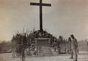 アルバム「Pictures of War II」：グラディスカの戦没者慰霊碑（白黒写真 作： Gigliucci Gigliucci