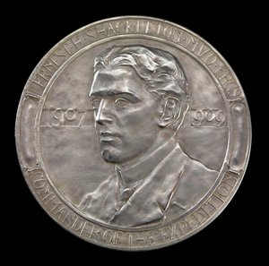 王立地理学会メダル：シャクルトンの南極探検 1907-1909（銀） 作： Gilbert Bayes