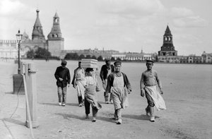 クレムリン要塞の城壁工事で行進するロシア人労働者たち。