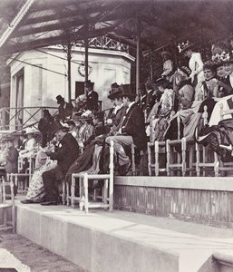 カシーネ公園の競馬場：伯爵夫人と娘たち、レヴィ、コンテ・ゴンディ、ヴァン・デル・ケイムと連れ子たち 作： Giorgio Enrico (attr.to) Levi