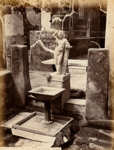 裸の少年の彫刻で構成された噴水。この噴水はポンペイのバルコーネ・ペンシレの家にあります。