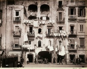 洗濯物が干されている建物のファサード（ナポリにて 作： Giorgio Sommer
