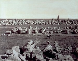 セリヌンテのミネルバ神殿とアポロ神殿の遺跡をパノラマで撮影。遺跡の中に馬に乗った男がいる