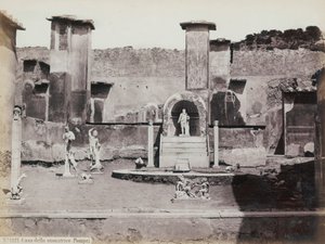 ポンペイのマルクス・ルクレティウスの家の高台にある庭園の一部です。中央にはニッチのある噴水があります。背景には壁画の断片 作： Giorgio Sommer