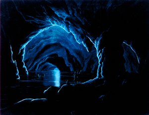 カプリ島の青の洞窟の彫刻の複製。洞窟の中で、棚の端にいる3人の男性が、ボートで洞窟から出てくる4人目の男に挨拶しています。彼は広報担当です 作： Giorgio Sommer