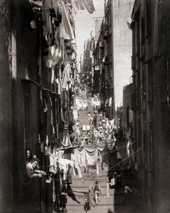 イタリア・ナポリの街並み 作： Giorgio Sommer